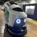 京王電鉄がキャラクター「けい太くん」と味の素スタジアムをラッピングした小型の床洗浄AIロボットを導入　飛田給駅構内で運用