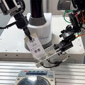 【動画】Thinkerが近接覚センサーのデモを公開　人型ロボットが「手探り」でネジを掴んでビニール袋に挿入　Japan Robot Week 2024