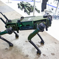 ヒューマノイドや巨大な汎用人型重機、自動搬送ロボ、犬型軍用ロボなど多数展示　GMO AIRのビジョンや狙いを内田社長に聞く