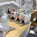 ロボット同士が会話で意思疎通する未来　ユカイ工学が展示　カチャカや生成AIのJullieと大規模言語モデルAIで連携