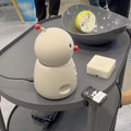 ロボット同士が会話で意思疎通する未来　ユカイ工学が展示　カチャカや生成AIのJullieと大規模言語モデルAIで連携