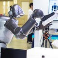 テーブルの汚れをみつけて自律的に拭き取るヒューマノイドのデモを展示　東京ロボティクスがGMO AIR展示ブースで