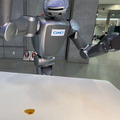 テーブルの汚れをみつけて自律的に拭き取るヒューマノイドのデモを展示　東京ロボティクスがGMO AIR展示ブースで