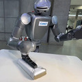 テーブルの汚れをみつけて自律的に拭き取るヒューマノイドのデモを展示　東京ロボティクスがGMO AIR展示ブースで