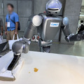 テーブルの汚れをみつけて自律的に拭き取るヒューマノイドのデモを展示　東京ロボティクスがGMO AIR展示ブースで