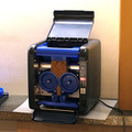 鈴茂器工「S-Cube」説明会を銀座「はっこく」で開催　職人不足に応えるコンパクトな寿司シャリ玉ロボット
