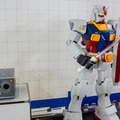 現代科学でビーム・サーベルは実現できる？ハロが乗った多脚型ロボットの操縦体験、横浜ガンダムの手でジャンケン「GUNDAM NEXT FUTURE SCIENCE展」内覧会レポート