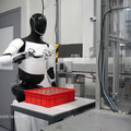 テスラがヒューマノイドの新動画　階段を昇り自分で充電、スタッフに挨拶して飲食物を提供するシーンなどを公開