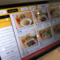 大阪王将、炒め調理ロボット「I-Robo2」導入の新モデル店をオープン　自動床洗浄も活用して厨房労働環境改善へ