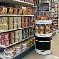 ファミマが販促も床清掃もする小型モニター搭載ロボット「ポム」を60店舗に導入　デジタルサイネージと連携した商品訴求の実証実験