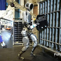 ボストンダイナミクスのヒューマノイド新「Atlas」が自律動作で作業する動画を公開