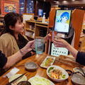 居酒屋でアバターと配膳ロボットを使って「完全リモート」の接客　遠隔からロボットでホールスタッフ業務　ワタミやDFAら