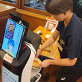 居酒屋でアバターと配膳ロボットを使って「完全リモート」の接客　遠隔からロボットでホールスタッフ業務　ワタミやDFAら