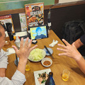 居酒屋でアバターと配膳ロボットを使って「完全リモート」の接客　遠隔からロボットでホールスタッフ業務　ワタミやDFAら