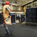 ボストンダイナミクス、今度はハロウィンのコスプレでAtlasが作業する動画を公開　イタズラに対応する様子が面白い　Trick or treat, Atlas!