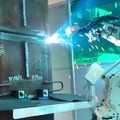 鹿島「作業の半分をロボットで自動化めざす」柱一本を全自動で溶接できる新型のマニピュレータ型の溶接ロボットを現場に導入開始