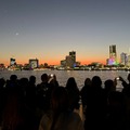 光と音楽で彩るダイナミックで幻想的なイルミネーション横浜「ヨルノヨ2024」開催　大さん橋に巨大な鯨、コカコーラとのコラボ企画も