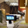 図書館流通センターとハピロボが図書館運営に向けて「temi」の実証実験開始