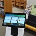 図書館流通センターとハピロボが図書館運営に向けて「temi」の実証実験開始