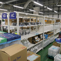 東亜DKKが狭山拠点にAutoStoreを導入。掘り下げで段数を稼ぎ、出荷荷待ち時間も短縮。多品種の部品管理を効率的に