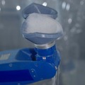 ワコールがメルトブロー法で立体物を作る新技術「Melooop」を独自開発　ロボットアームの軌道コントロール、かたちや厚み伸度を調整