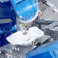 ワコールがメルトブロー法で立体物を作る新技術「Melooop」を独自開発　ロボットアームの軌道コントロール、かたちや厚み伸度を調整