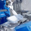 ワコールがメルトブロー法で立体物を作る新技術「Melooop」を独自開発　ロボットアームの軌道コントロール、かたちや厚み伸度を調整