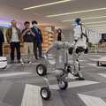 話題のヒューマノイドが歩き回る！犬型ロボや警備ロボ、搬送ロボなどが集結　GMO AIRが社内向けロボット体験会を開催
