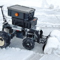 新千歳空港で無人除雪機「除雪ドローン V3」の実証実験　スズキの電動モビリティを活用、遠隔操作・自動運転で省人化