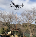 【日本初】線路の上空をドローンで「発電機とガソリン」を輸送　災害発生時の物資輸送を想定した実証実験に成功