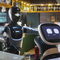 KEENONがセミヒューマノイド「XMAN-R1」を発表　配膳ロボットなど既存製品群と連携する動画も公開