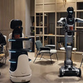 KEENONがセミヒューマノイド「XMAN-R1」を発表　配膳ロボットなど既存製品群と連携する動画も公開