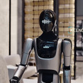 KEENONがセミヒューマノイド「XMAN-R1」を発表　配膳ロボットなど既存製品群と連携する動画も公開