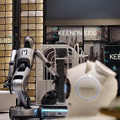 KEENONがセミヒューマノイド「XMAN-R1」を発表　配膳ロボットなど既存製品群と連携する動画も公開