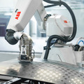 メルセデス・ベンツが高精度なロボット塗装にABBを採用　無数のロゴ塗装をこなす動画を公開　無駄を排除し、環境によい理由も解説