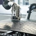 メルセデス・ベンツが高精度なロボット塗装にABBを採用　無数のロゴ塗装をこなす動画を公開　無駄を排除し、環境によい理由も解説
