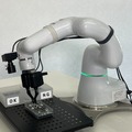 導入時のワーク登録時間が1/20に　新しい高速画像処理と近接覚センサー搭載、指のような動きのロボットハンドを出展
