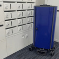 KDDIが自律走行搬送ロボット「カチャカプロ」を採用　エレベータと自動連携、多層階で社内メール便搬送を自動化