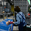 【倉庫の自動化】26台の搬送ロボットで構成する3次元ピッキング「Skypod」システム、医薬品物流センターで稼働開始