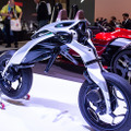 倒れても起き上がる異形のバイク型AIロボット「モトロイド ラムダ」、ヤマハ発が描く「AIと走り、共に育つ未来」とは
