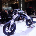 倒れても起き上がる異形のバイク型AIロボット「モトロイド ラムダ」、ヤマハ発が描く「AIと走り、共に育つ未来」とは