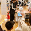 ロボットとの“ちょっと先の未来”を体験！ 家族連れやカップルでにぎわう「ちょもろー2025」竹芝で開催　ともだちロボットが人気