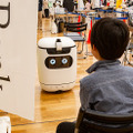 ロボットとの“ちょっと先の未来”を体験！ 家族連れやカップルでにぎわう「ちょもろー2025」竹芝で開催　ともだちロボットが人気
