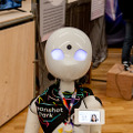 ロボットとの“ちょっと先の未来”を体験！ 家族連れやカップルでにぎわう「ちょもろー2025」竹芝で開催　ともだちロボットが人気