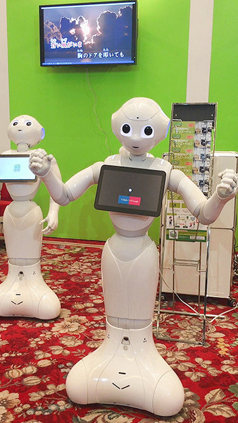 カラオケを歌って踊るPepper