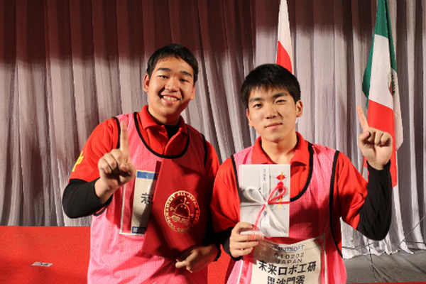 ラジコン型世界一に輝いた、橋爪優明君と佐藤力也君