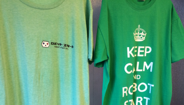 ロゴ付きTシャツ