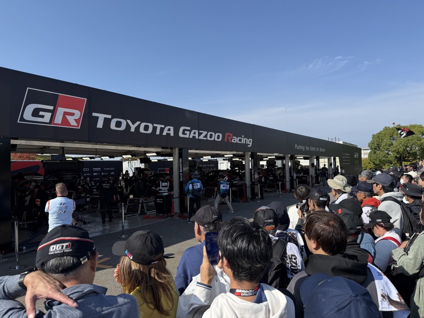 白熱のWRCラリージャパン、オジエが首位死守、勝田が肉薄！人気のサービスパークに歓声が響く