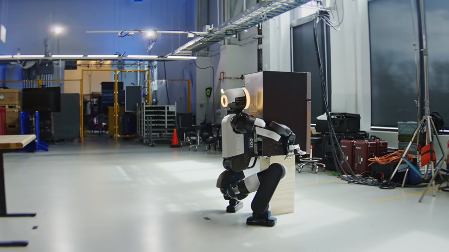 ヒューマノイドAtlasが冷蔵庫ごと持ち運ぶ姿が話題に ボストン・ダイナミクスの動画に対する賛否を紹介