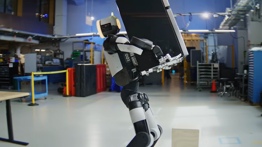 ヒューマノイドAtlasが冷蔵庫ごと持ち運ぶ姿が話題に ボストン・ダイナミクスの動画に対する賛否を紹介